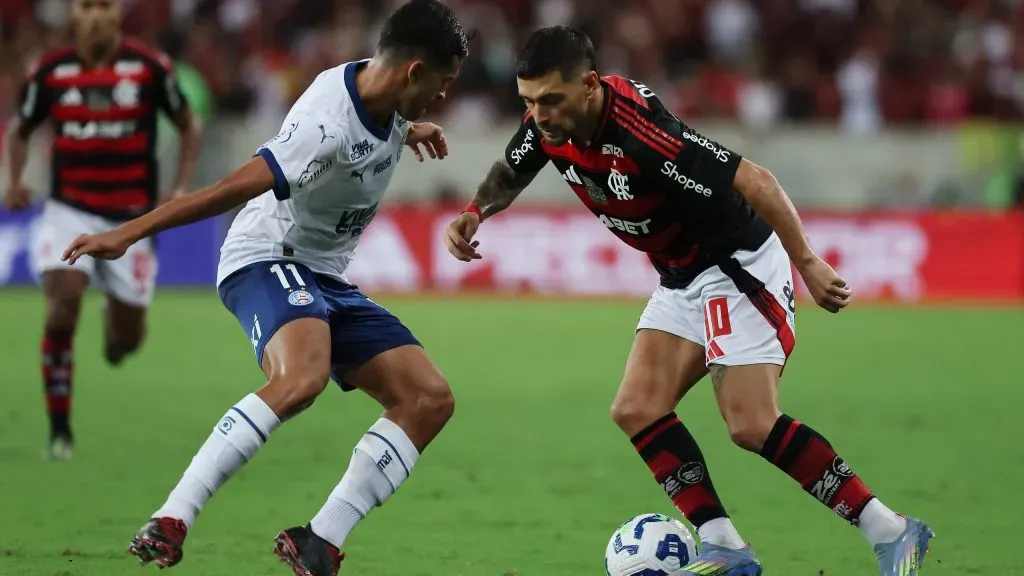 Rodrigo Nestor do Bahia disputa lance com Arrascaeta do Flamengo – (Photo by Wagner Meier/Getty Images)