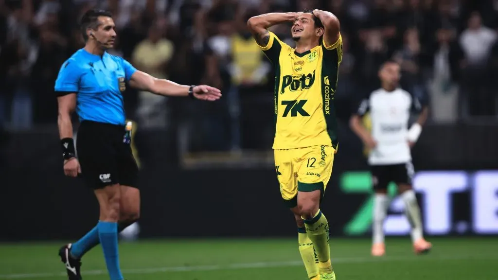 Guilherme jogador do Mirassol lamenta durante partida contra o Corinthians no estadio Arena Corinthians pelo campeonato Brasileiro A 2025. Foto: Ettore Chiereguini/AGIF