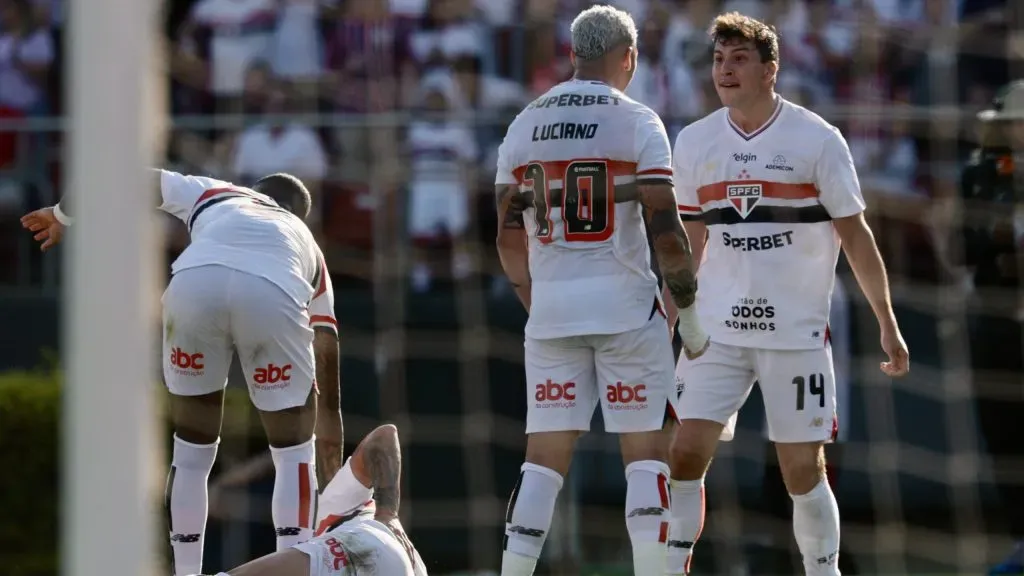 Tapia, jogador do São Paulo, comemora seu gol com Luciano jogador da sua equipe durante partida contra o Palmeiras no estadio Morumbi pelo campeonato Brasileiro A 2025. Foto: Marcello Zambrana/AGIF