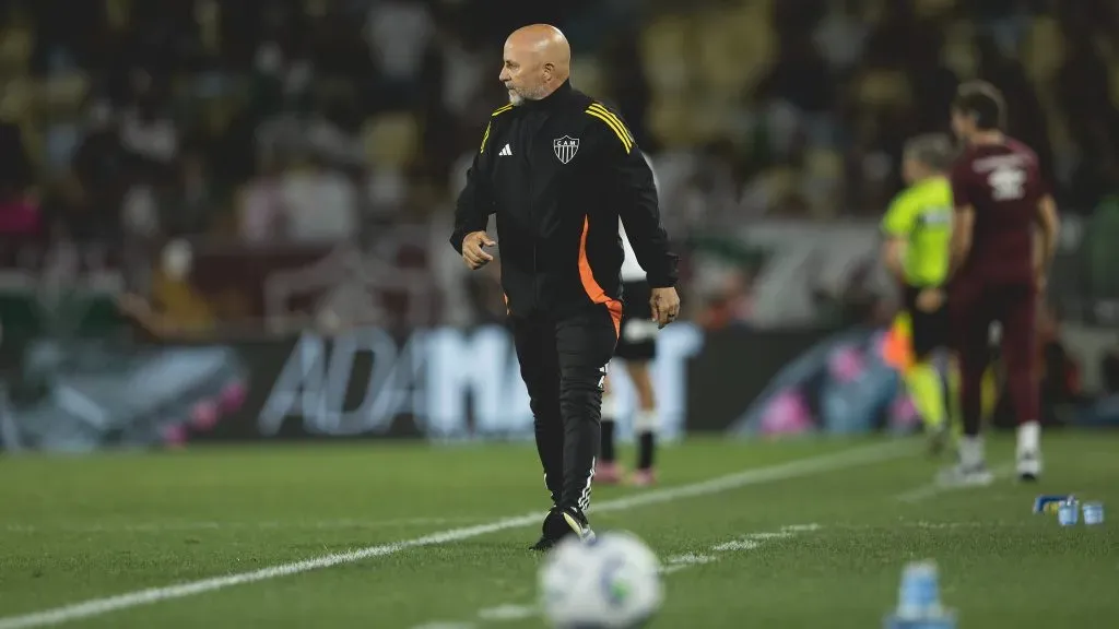 Sampaoli em ação durante partida contra o Fluminense. Derrota para equipe carioca ligou o alerta na Cidade do Galo – Foto: Pedro Souza / Atlético