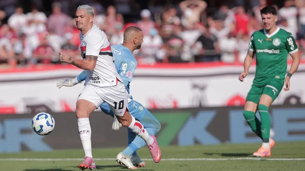 Luciano jogador do Sao Paulo disputa lance com Weverton jogador do Palmeiras durante partida no estadio Morumbi pelo campeonato Brasileiro A 2025. Foto: Ettore Chiereguini/AGIF