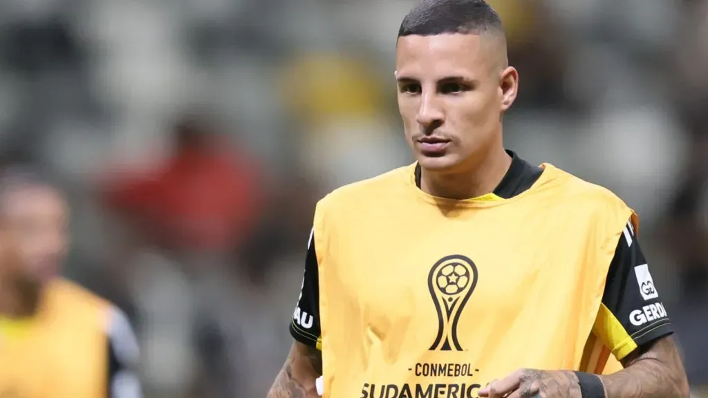 Arana fazendo trabalho de aquecimento no Atlético-MG – Foto: Gilson Lobo/AGIF