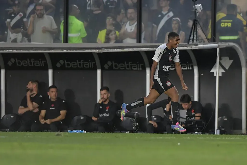 Gui Negão jogador do Corinthians comemora seu gol durante partida contra o Vasco – Foto: Thiago Ribeiro/AGIF