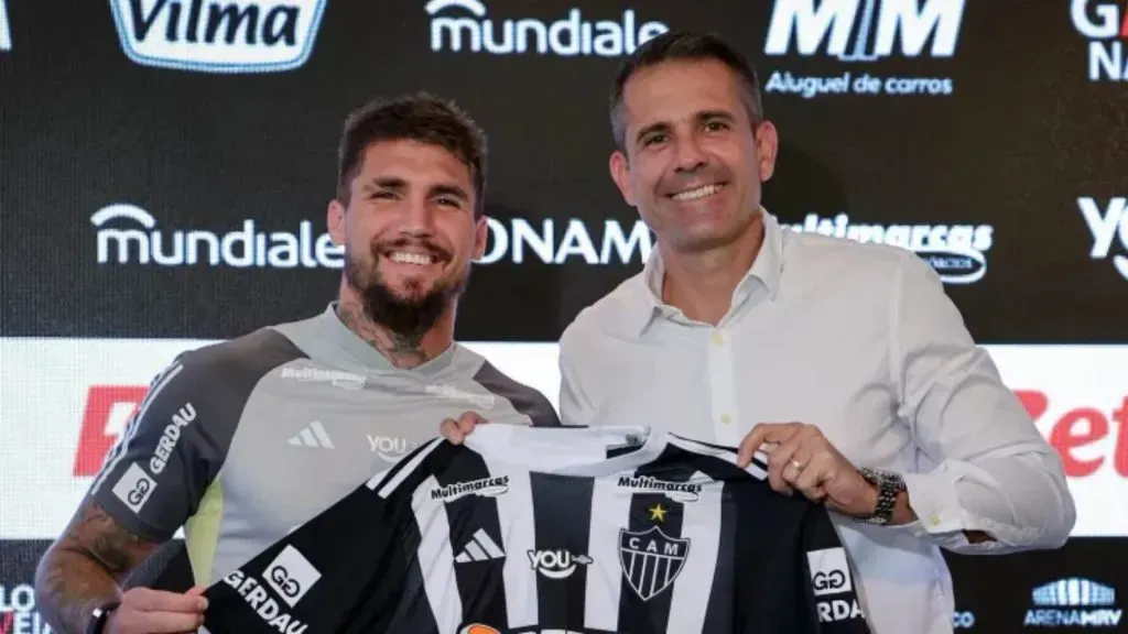 Lyanco, que custou R$ 27 milhões, ao lado de Victor durante sua apresentação. Foto: Pedro Souza/Atlético