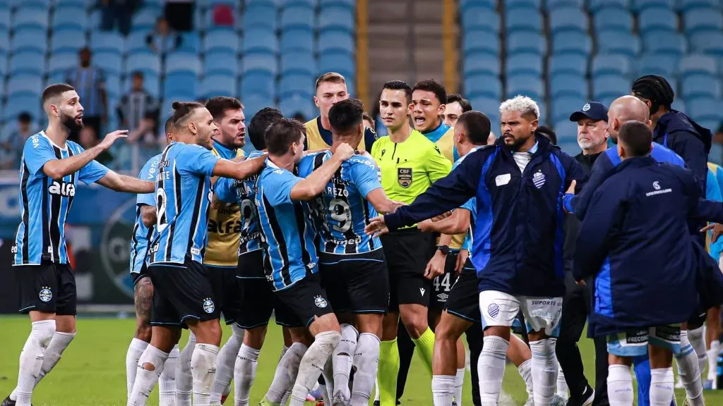 Tumulto entre jogadores do Gremio e o arbitro Matheus Delgado Candancan durante partida no estadio Arena do Gremio pelo campeonato Copa Do Brasil 2025. Foto: Maxi Franzoi/AGIF