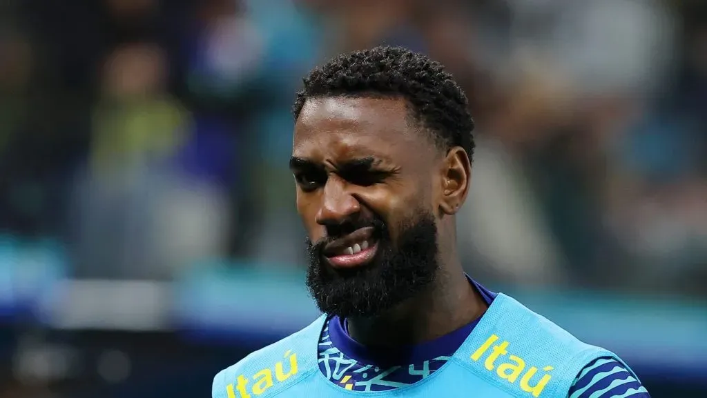 Foto: Wagner Meier/Getty Images – Gerson durante aquecimento em jogo da Seleção Brasileira.