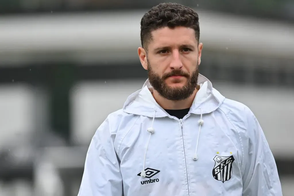 SP – SANTOS – 10/10/2025 – SANTOS, COLETIVA – Ze Rafael jogador do Santos antes de coletiva de imprensa e treino da equipe realizado no CT Rei Pele. Foto: Jota Erre/AGIF