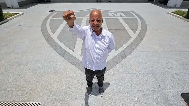 Reinaldo no Galo. Ao longo de seus mais de 100 anos, o Atlético-MG viu verdadeiras lendas surgirem em sua história. Quando o assunto é artilharia, o maior é o ídolo Reinaldo, mas a lista dos dez principais goleadores ainda conta com jogadores importantes do clube. A história dos grandes artilheiros do Atlético-MG é marcada por nomes lendários que ajudaram a construir a identidade vencedora do clube. No topo dessa lista está Reinaldo, símbolo máximo da torcida alvinegra. Formado na base, o “Rei” disputou 475 partidas e balançou as redes 255 vezes, sendo o maior goleador da história do Galo. Com 19 títulos conquistados, ele marcou época ao liderar o time no hexacampeonato mineiro entre 1978 e 1983. Logo atrás vem Dario, o eterno Dadá Maravilha, dono de 211 gols em 290 jogos. Ídolo carismático e decisivo, foi o herói do título brasileiro de 1971, o primeiro da história do clube, ao marcar o gol do troféu. Artilheiro nacional por duas temporadas seguidas, Dadá ajudou o Atlético a conquistar o bicampeonato mineiro e deixou um legado de gols e frases que se eternizaram na memória do torcedor. Outro nome histórico é Guará, que marcou 168 gols com a camisa do Galo entre as décadas de 1930 e 1950. Conhecido pela técnica refinada e por sua ligação com o clube, chegou aos 17 anos e rapidamente conquistou a massa atleticana. Mesmo com uma grave lesão que encurtou sua carreira, encerrou seu ciclo no Atlético com status de ídolo e respeito eterno da torcida. Nos tempos atuais, Hulk escreve seu nome entre os gigantes. Desde 2021, o atacante é o artilheiro do clube em todas as temporadas, com gols decisivos em finais e clássicos. Ídolo recente, já é o maior goleador do Galo em competições internacionais e peça-chave nas conquistas do Brasileirão, Copa do Brasil e Supercopa. Sua entrega e liderança o colocam ao lado de Reinaldo e Dadá entre os maiores de todos os tempos. Maiores artilheiros da história do Galo: Foto: Pedro Souza / Atlético