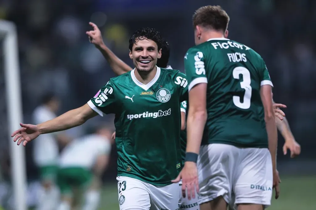Bruno Fuchs jogador do Palmeiras comemora seu gol com Raphael Veiga jogador da sua equipe durante partida contra o Juventude – Foto: Ettore Chiereguini/AGIF