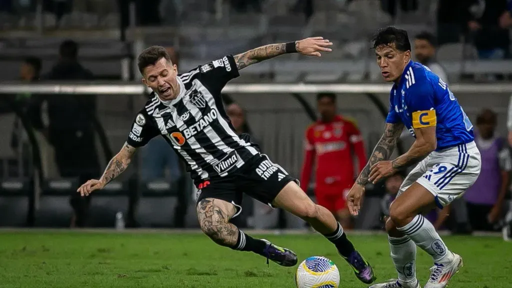 Bernard durante clássico entre Cruzeiro x Atlético-MG, pelo Brasileirão – Foto: Fernando Moreno/AGIF