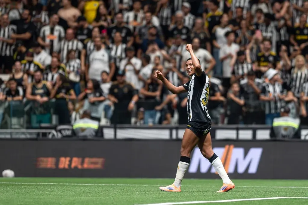 Rony comemora seu gol pelo Atlético-MG. Foto: Alessandra Torres/AGIF