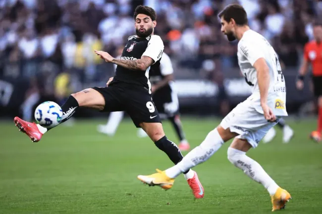 Yuri Alberto, jugador del Corinthians, disputa con Luan Peres, jugador del Santos, durante un partido en el estadio Arena Corinthians por el campeonato brasileño A 2025. Foto: Ettore Chiereguini/AGIF