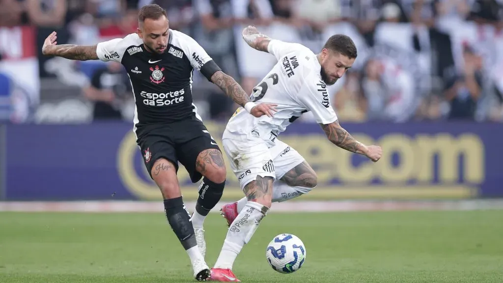 Maycon, jugador del Corinthians, disputa oferta con Zé Rafael, jugador del Santos – Foto: Ettore Chiereguini/AGIF