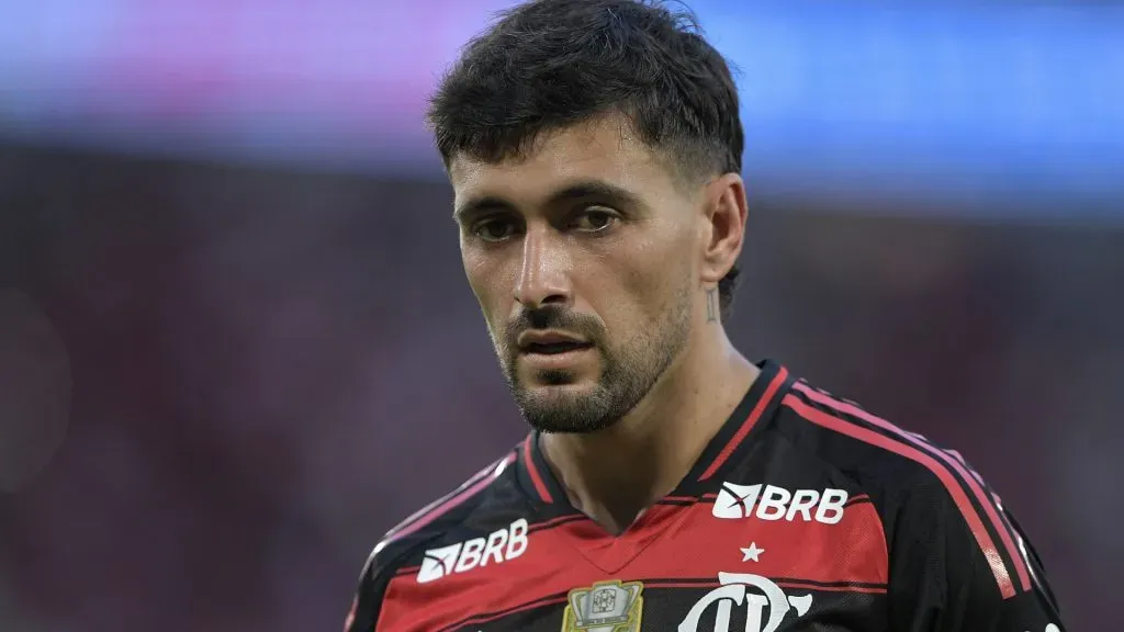 Arrascaeta defendiendo a Flamengo en el partido contra Grêmio – Foto: Thiago Ribeiro/AGIF