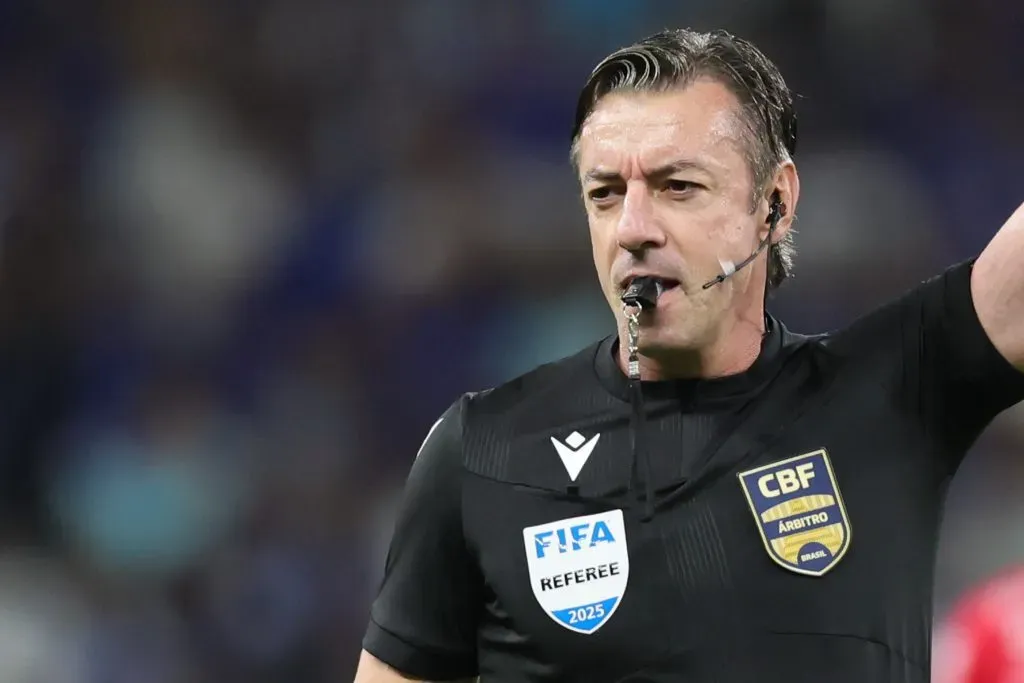Raphael Claus será o dono do apito para Palmeiras x Bragantino, que interessa demais ao Flamengo – Foto: Gilson Lobo/AGIF