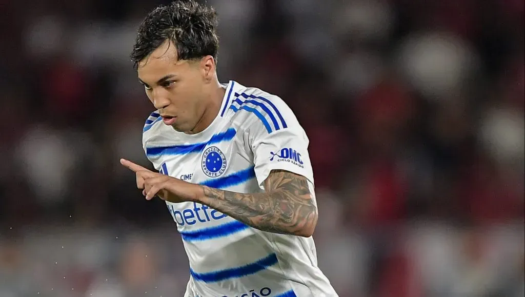 RJ – RIO DE JANEIRO – 02/10/2025 – BRASILEIRO A 2025, FLAMENGO X CRUZEIRO – Kaio Jorge jogador do Cruzeiro durante partida contra o Flamengo no estadio Maracana pelo campeonato Brasileiro A 2025. Foto: Thiago Ribeiro/AGIF