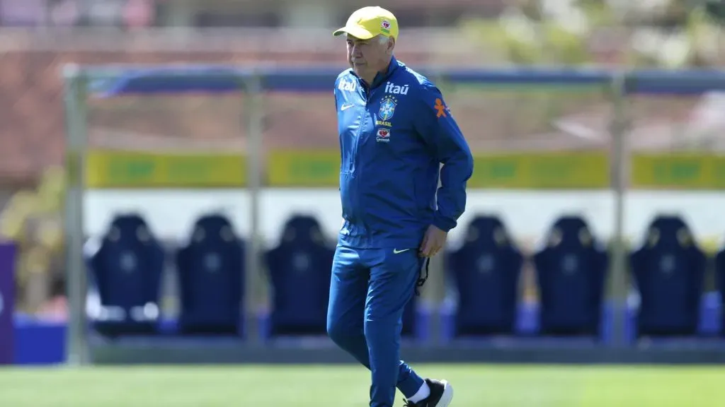 RJ – TERESOPOLIS – 03/09/2025 – BRASIL, TREINO NA GRANJA COMARY – Carlo Ancelotti tecnico da Selecao Brasileira durante treino na Granja Comary em Teresopolis (RJ), nesta quarta-feira (3). A equipe se prepara para enfrentar o Chile pelas Eliminatorias da Copa do Mundo 2016. Foto: Marlon Costa/AGIF