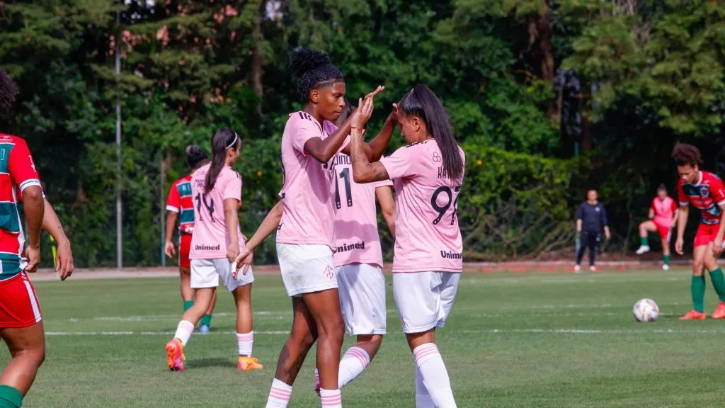 Jogadoras do time feminino do Internacional em campo