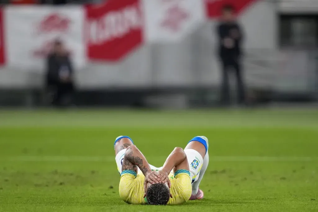 Richarlison desolado após derrota do Brasil – (Photo by Toru Hanai/Getty Images)