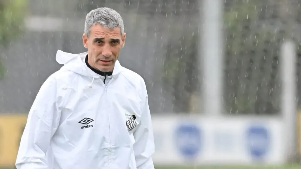 SP – SANTOS – 10/10/2025 – SANTOS, TREINO – Vojvoda tecnico do Santos durante treino no Centro de Treinamento CT Rei Pele. Foto: Jota Erre/AGIF