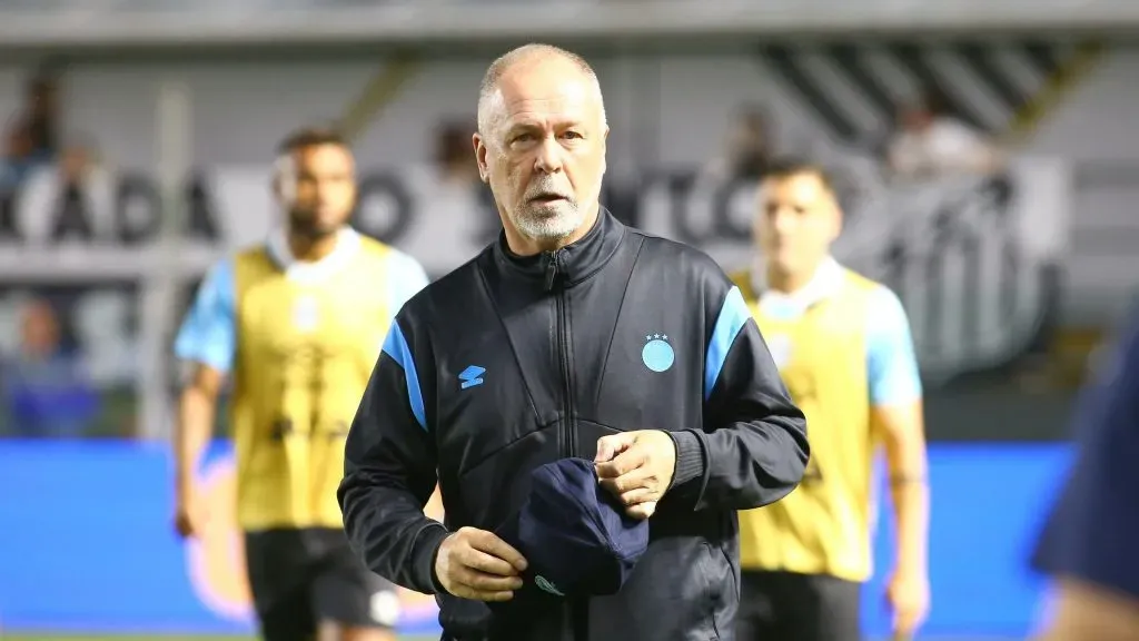 SP – SANTOS – 01/10/2025 – BRASILEIRO A 2025, SANTOS X GREMIO – Mano Menezes tecnico do Gremio durante partida contra o Santos no estadio Vila Belmiro pelo campeonato Brasileiro A 2025. Foto: Mauricio De Souza/AGIF
