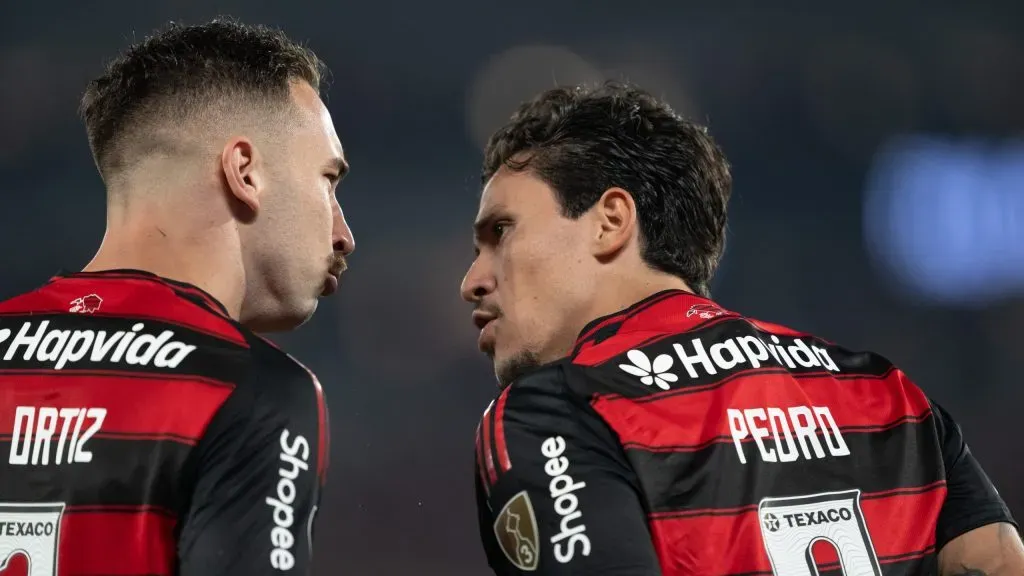 RJ – RIO DE JANEIRO – 18/09/2025 – COPA LIBERTADORES 2025, FLAMENGO X ESTUDIANTES – Pedro jogador do Flamengo comemora seu gol com Leo Ortiz jogador da sua equipe durante partida contra o Estudiantes no estadio Maracana pelo campeonato Copa Libertadores 2025. Foto: Jorge Rodrigues/AGIF