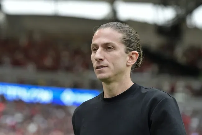 Filipe Luis tecnico do Flamengo durante partida contra o Gremio no estadio Maracana pelo campeonato Brasileiro A 2025. Foto: Thiago Ribeiro/AGIF