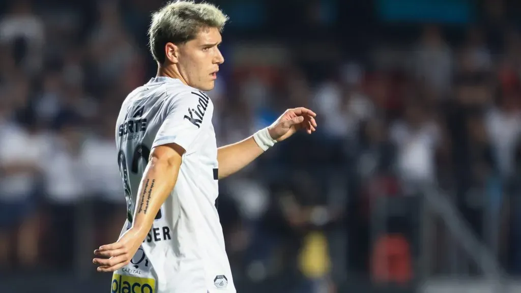 SP – SAO PAULO – 17/08/2025 – BRASILEIRO A 2025, SANTOS X VASCO – Benjamin Rollheiser jogador do Santos durante partida contra o Vasco no estadio Morumbi pelo campeonato Brasileiro A 2025. Foto: Marcello Zambrana/AGIF
