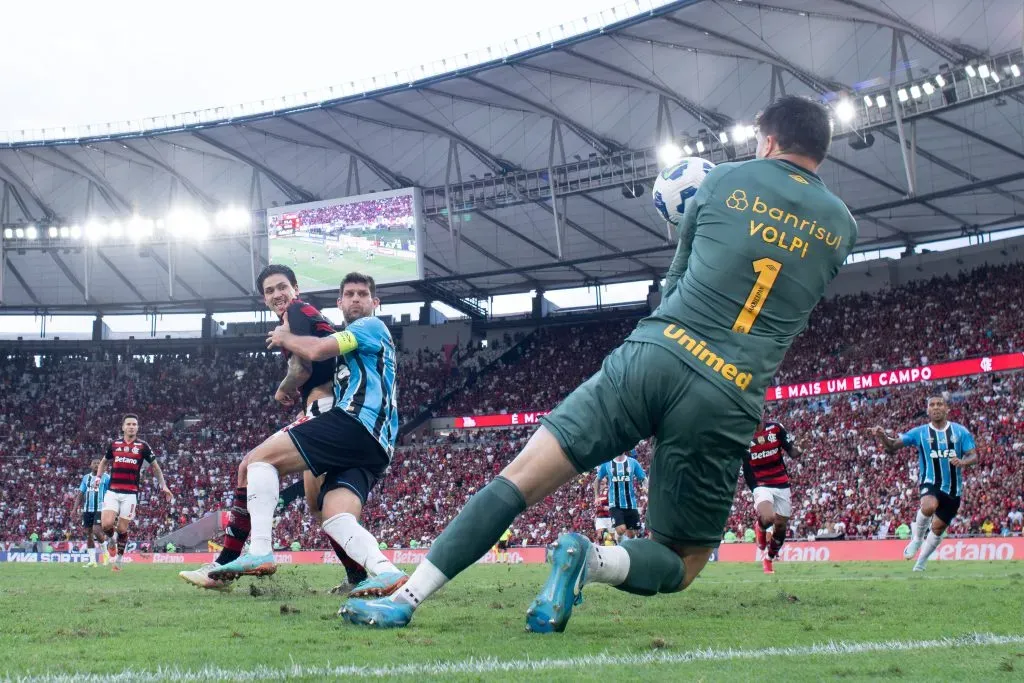Tiago Volpi goleiro do Grêmio durante partida contra o Flamengo no estádio Maracanã pelo campeonato Brasileiro A 2025. Foto: Jorge Rodrigues/AGIF