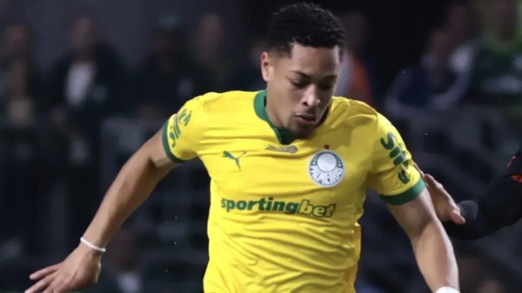 Vitor Roque em ação em Palmeiras x Bragantino. Foto: Marcello Zambrana/AGIF