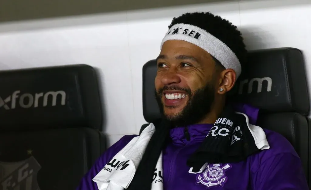 Memphis Depay entrou no 2º tempo, mas pouco fez para o Corinthians diante do Santos – Foto: Mauricio De Souza/AGIF