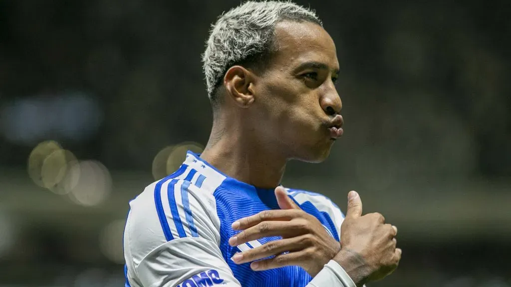 Matheus Pereira comemora seu gol durante partida contra o Atlético-MG no estadio Arena MRV. Foto: Fernando Moreno/AGIF