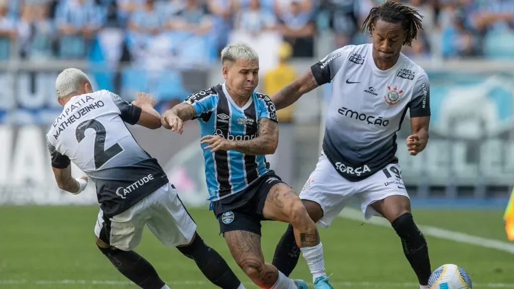 RS – PORTO ALEGRE – 08/12/2024 – BRASILEIRO A 2024, GREMIO X CORINTHIANS – Soteldo jogador do Gremio disputa lance com Matheuzinho jogador do Corinthians durante partida no estadio Arena do Gremio pelo campeonato Brasileiro A 2024. Foto: Liamara Polli/AGIF