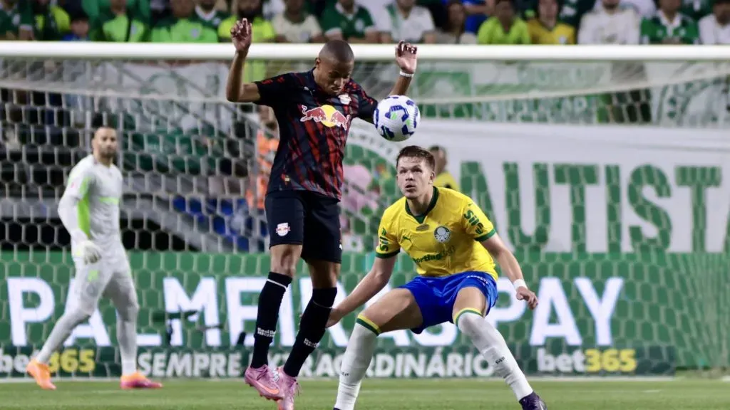 Bruno Fuchsdisputa lance com Jhon Jhondurante partida no Allianz Parque – Foto: Marcello Zambrana/AGIF