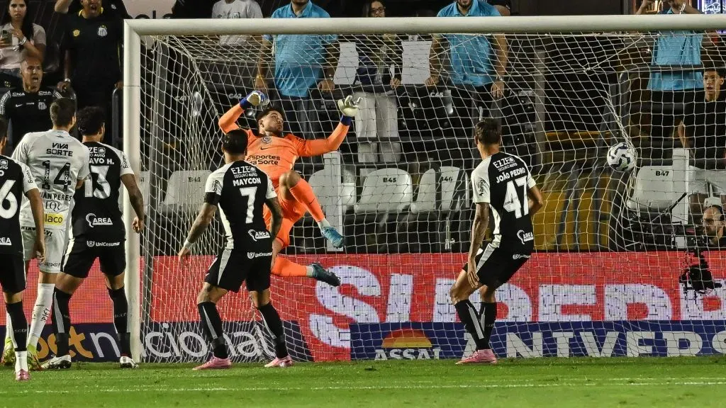 Gol de Zé Rafael do Santos durante partida contra o Corinthians na Vila Belmiro pelo campeonato Brasileiro A 2025. Foto: Jota Erre/AGIF