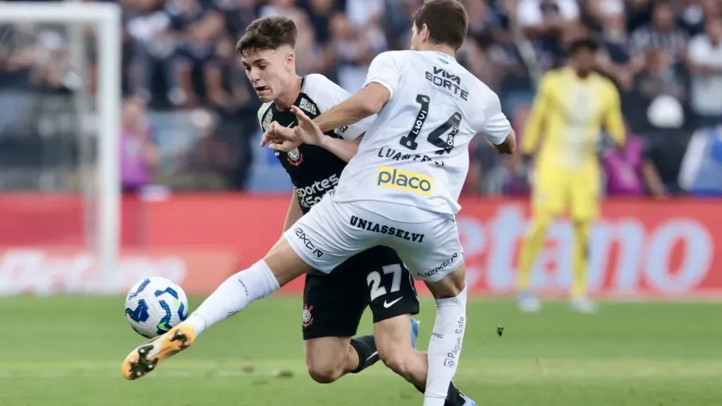 Breno Bidon foi quem estava no lance - Foto: Marcello Zambrana/AGIF.