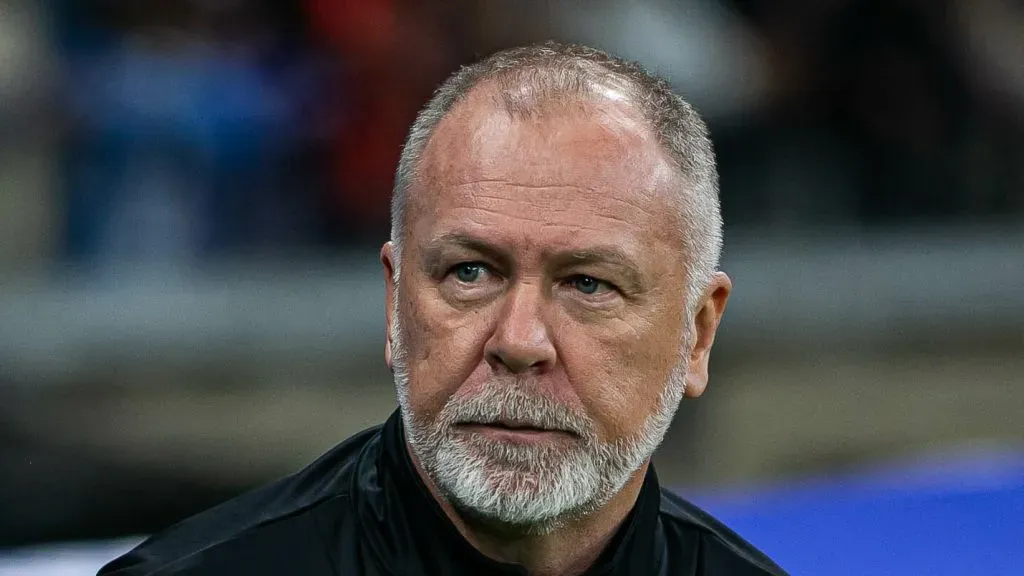 Foto: Fernando Moreno/AGIF – Mano tem retorno do camisa 6 no time titular do Grêmio.