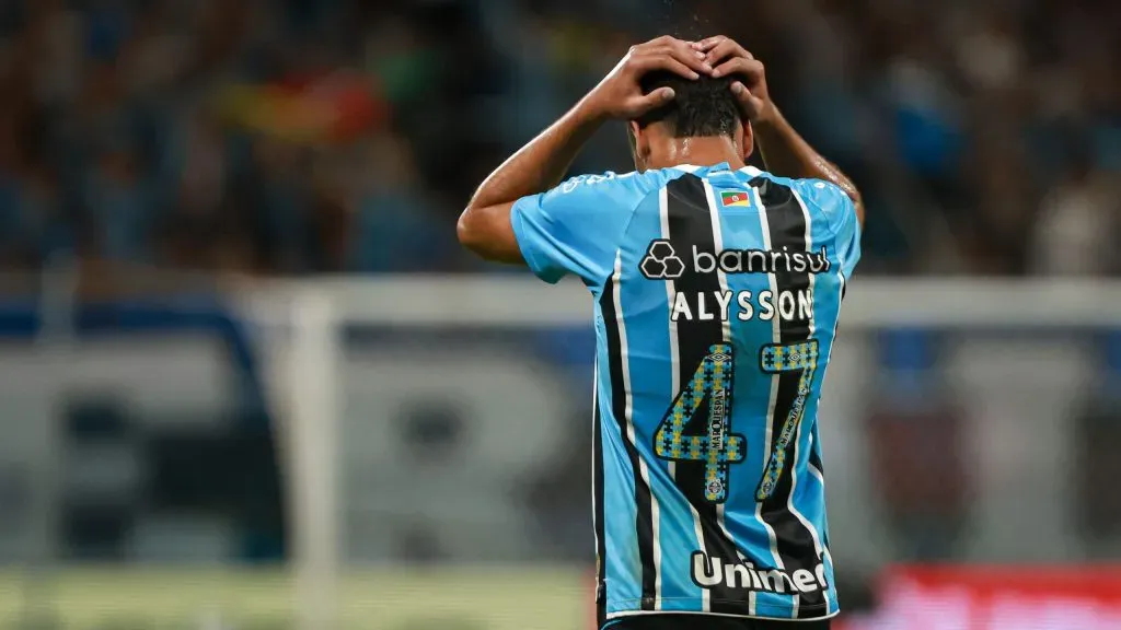 RS – PORTO ALEGRE – 13/04/2025 – BRASILEIRO A 2025, GREMIO X FLAMENGO – Alysson Edward jogador do Gremio lamenta durante partida contra o Flamengo no estadio Arena do Gremio pelo campeonato Brasileiro A 2025. Foto: Maxi Franzoi/AGIF
