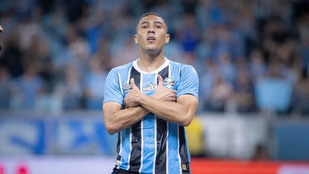 Carlos Vinícius abriu o placar para o Grêmio contra o São Paulo. Foto: Maxi Franzoi/AGIF