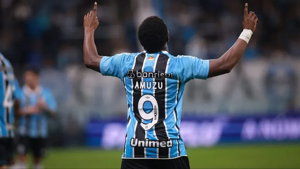 RS – PORTO ALEGRE – 08/07/2025 – RECOPA GAUCHA 2025, GREMIO X SAO JOSE – Francis Amuzu jogador do Gremio comemora seu gol durante partida contra o Sao Jose no estadio Arena do Gremio pelo campeonato Recopa Gaucha 2025. Foto: Maxi Franzoi/AGIF