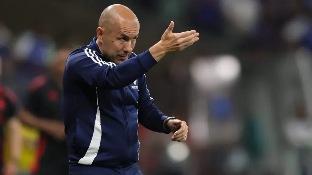 Leonardo Jardim em ação no comando da Raposa – Foto: Gilson Lobo/AGIF