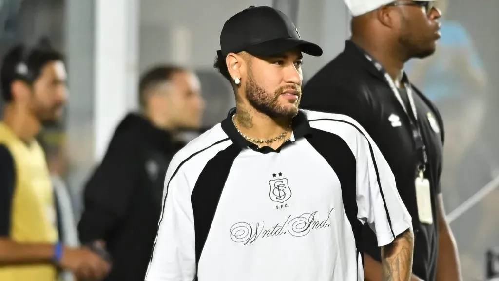 SP – SANTOS – 15/10/2025 – BRASILEIRO A 2025, SANTOS X CORINTHIANS – Neymar jogador do Santos antes da partida contra o Corinthians no estadio Vila Belmiro pelo campeonato Brasileiro A 2025. Foto: Jota Erre/AGIF