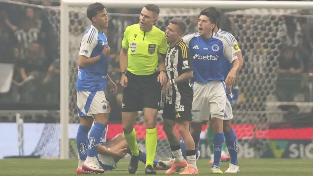 Confusão durante partida entre Atletico-MG e Cruzeiro no estadio Arena MRV pelo campeonato Brasileiro A 2025. Foto: Gilson Lobo/AGIF