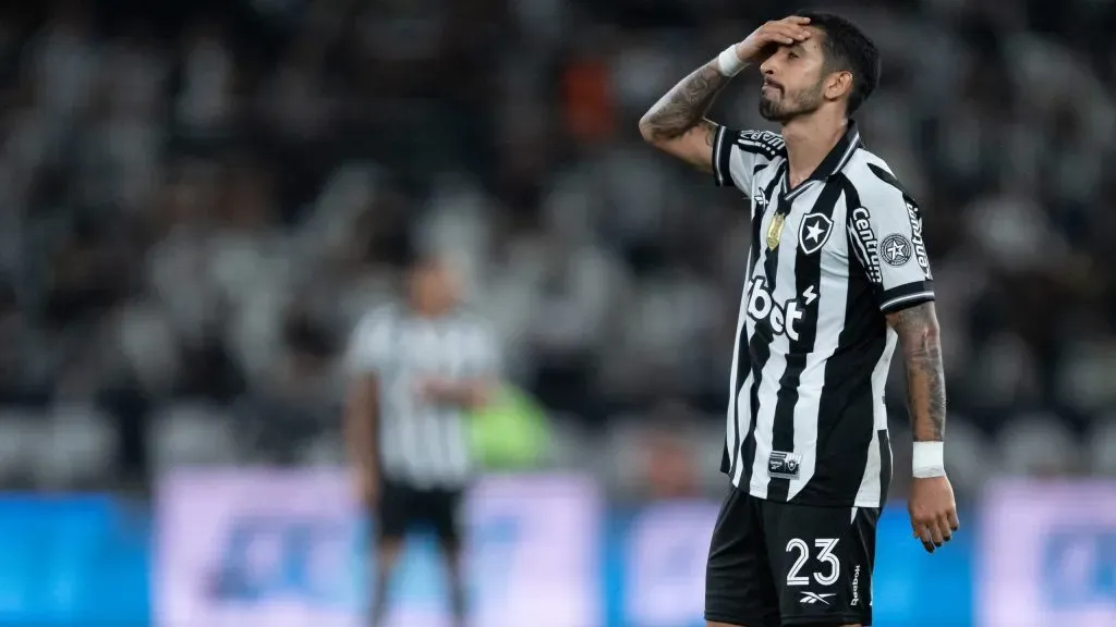 Santi Rodriguez jogador do Botafogo lamenta durante partida contra o Flamengo no estadio Engenhao pelo campeonato Brasileiro A 2025. Foto: Jorge Rodrigues/AGIF