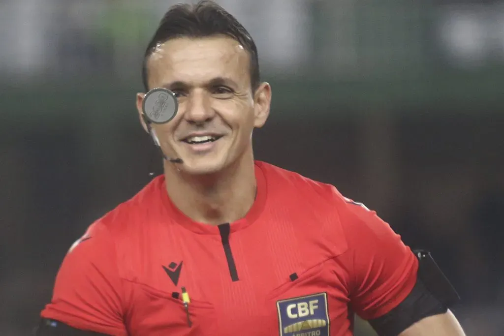 Goiano Caio Max Augusto Vieira será o árbitro do VAR na cabine do Maracanã – Foto: Gabriel Machado/AGIF