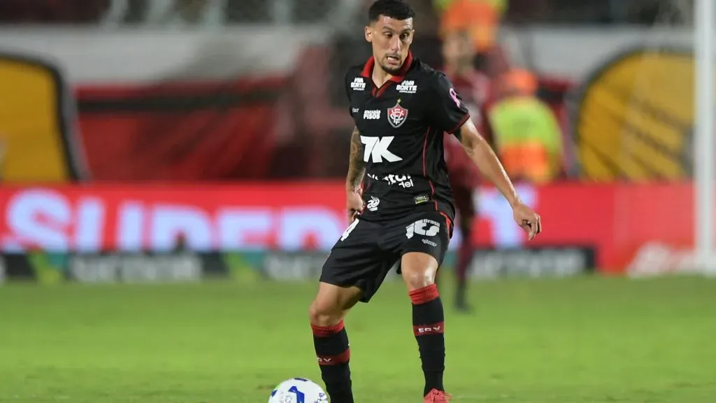 Baralhas durante partida do Vitória no Campeonato Brasileiro – Foto: Jhony Pinho/AGIF