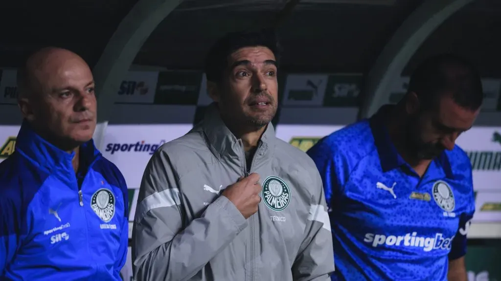 Abel Ferreira no banco do Palmeiras. Foto: Ettore Chiereguini/AGIF