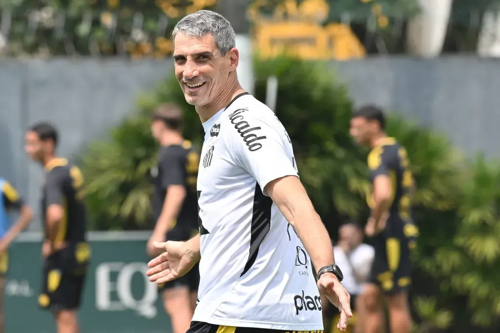 Vojvoda tecnico do Santos durante treino no Centro de Treinamento CT Rei Pele. Foto: Jota Erre/AGIF