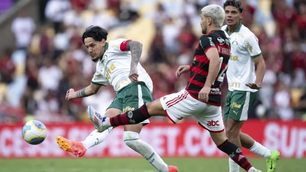 Gustavo Gómez e Arrascaeta durante Flamengo x Palmeiras em 2024 – Foto: Jorge Rodrigues/AGIF