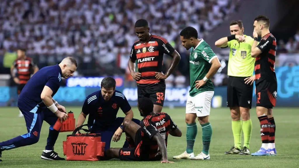 Gerson jogador do Flamengo deixa o campo durante partida contra o Palmeiras no estadio Arena Allianz Parque pelo campeonato Brasileiro A 2025. Foto: Marcello Zambrana/AGIF